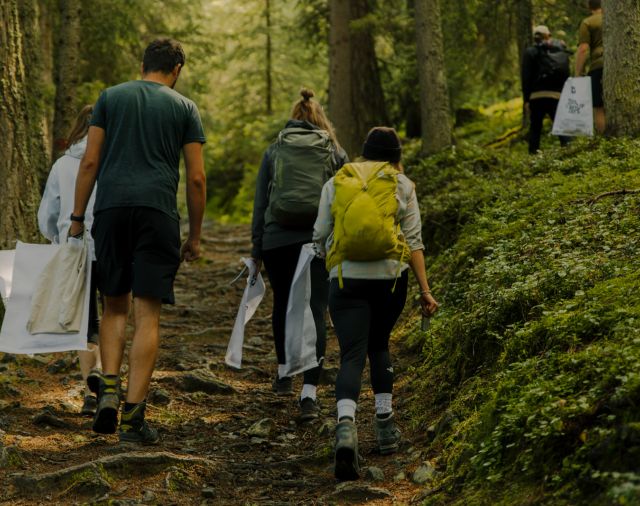 Szemétgyűjtés a hegyekben a CleanUp Days-en - a tiszta környezetért