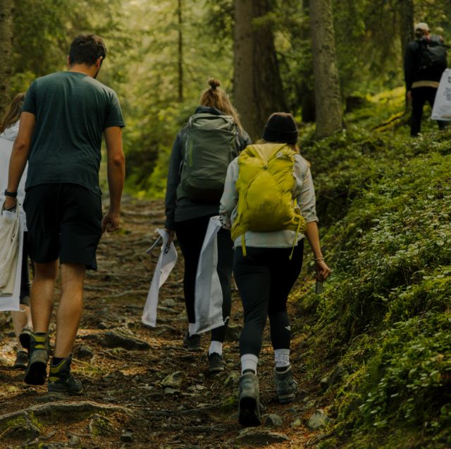 Raccolta rifiuti in montagna durante i CleanUp Days - per un ambiente pulito