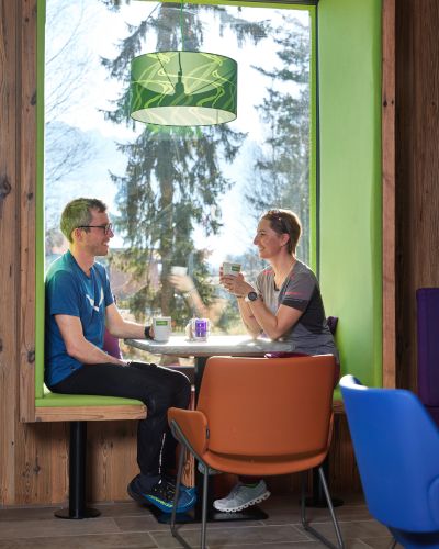 Nach dem Berg heißt es Akkus aufladen und die nächste Tour bei einem Kaffee in der Lounge im Explorer Hotel planen.