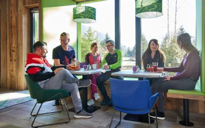 Ob mit Freunden oder Familie, in der stylischen und modernen Explorer Lounge könnt ihr perfekt während Urlaubes in den Alpen zusammen kommen.