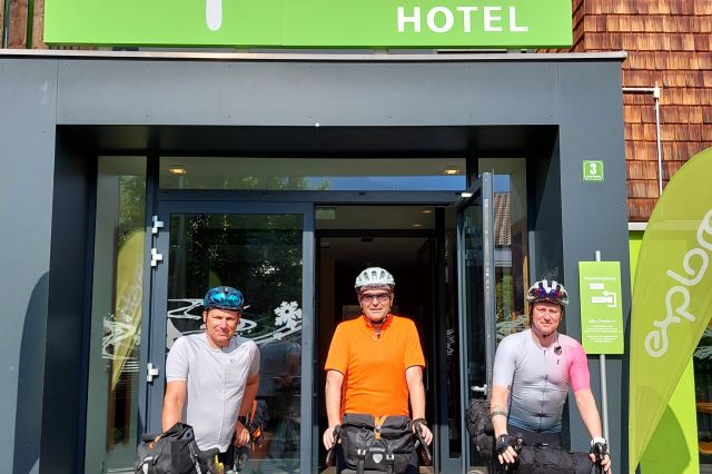Transexplorer Biker vor dem Explorer Hotel 2023