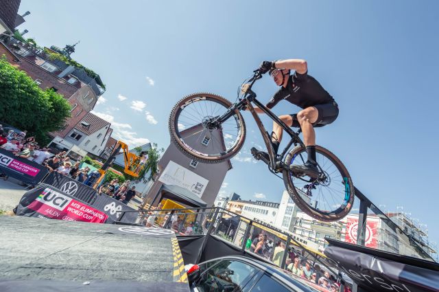 Mountainbike Racingteam WorldCup GER Riecker jump, libero da usare per questo articolo