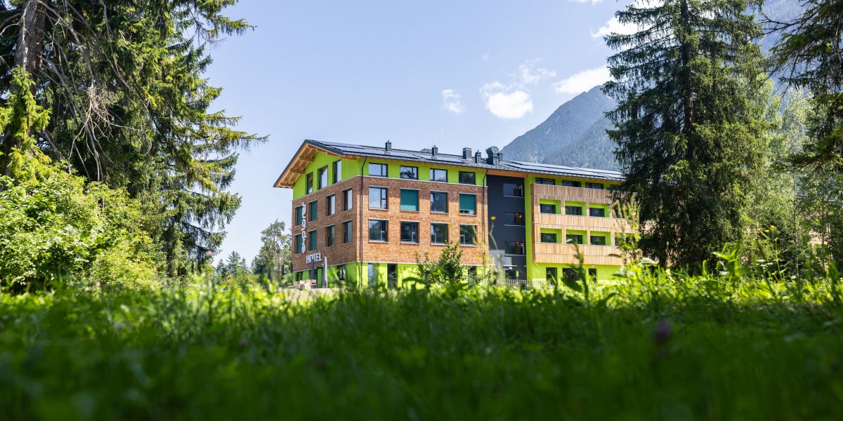 Gleich bei Garmisch-Partenkirchen befindet sich der Ort Farchant. Hier befindet sich nicht weit entfernt von den Kuhfluchtwasserfällen das neue Explorer Hotel mit Blick auf die Zugspitze und Alpspitze.