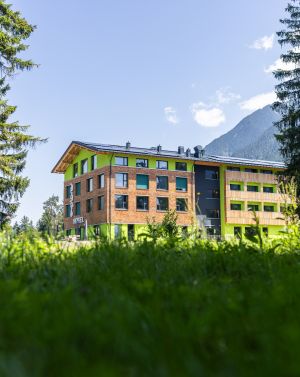 Farchant se situe près de Garmisch-Partenkirchen. Non loin des chutes de Kuhflucht, vous trouverez le nouvel hôtel Explorer offrant une vue imprenable sur les sommets de la Zugspitze et de l'Alpspitze.