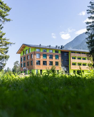 Das Explorer Hotel Garmisch in Farchant mit Blick auf die Zugspitze