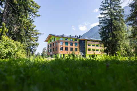 Das Explorer Hotel Garmisch in Farchant mit Blick auf die Zugspitze