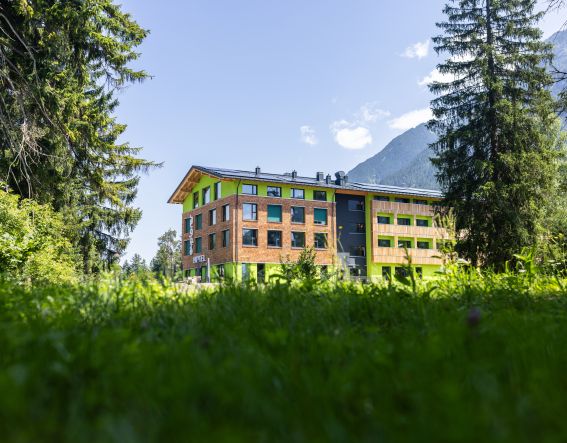 Gleich bei Garmisch-Partenkirchen befindet sich der Ort Farchant. Hier befindet sich nicht weit entfernt von den Kuhfluchtwasserfällen das neue Explorer Hotel mit Blick auf die Zugspitze und Alpspitze.