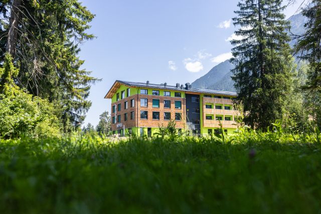 Das Explorer Hotel Garmisch in Farchant mit Blick auf die Zugspitze