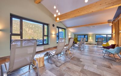 Im modernen Explorer Hotel Garmisch kannst Du im Sport Spa relaxen: Ruhebereich mit Bergblick, Sauna, Dampfsauna und Infrarotkabine.
