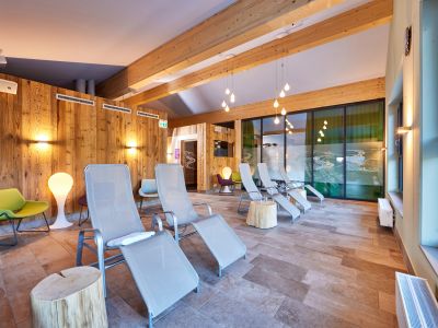 Das Explorer Hotel Garmisch liegt in Farchant. Auf den Liegen im Ruhebereich im Sport Spa kannst Du nach einem spannenden Urlaubstag in den Bergen entspannen.