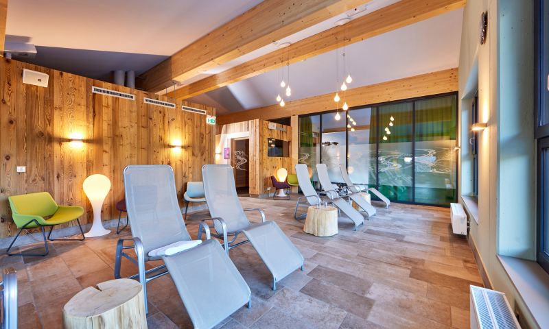 Das Explorer Hotel Garmisch liegt in Farchant. Auf den Liegen im Ruhebereich im Sport Spa kannst Du nach einem spannenden Urlaubstag in den Bergen entspannen.