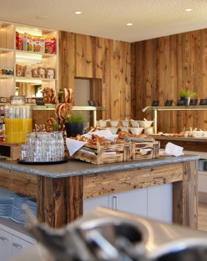 Die Explorer Hotels in Deutschland und Österreich versorgen Dich mit dem vitalem Frühstücksbuffet für ausreichend Energie für Deinen Urlaubstag am Berg.