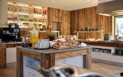 Die Explorer Hotels in Deutschland und Österreich versorgen Dich mit dem vitalem Frühstücksbuffet für ausreichend Energie für Deinen Urlaubstag am Berg.