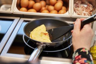 An der Eierbratstation am Frühstücksbuffet der Explorer Hotels kannst Du Dir Dein Ei selbst zubereiten.