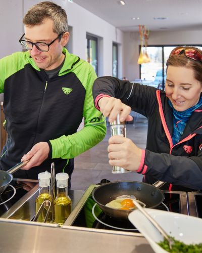 Eierbratsation im Frühstücksbereich in den Explorer Hotels: Rührei, Omelette oder Spiegelei?