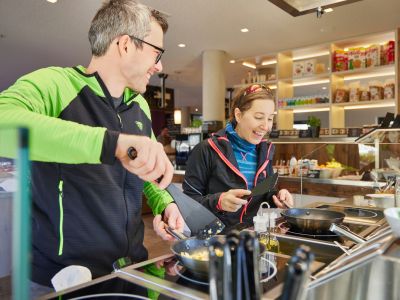 An der Eierbratstation in den Explorer Hotels in Deutschland und Österreich stehen Dir Pfannen zur Verfügung, um Dein Ei nach Belieben zubereiten - für ein leckeres Frühstück nach Deinem Geschmack.