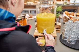 Fruchtige Säfte sowie weitere leckere Produkte bekommst Du am Frühstücksbuffet in den Sporthotels in den Alpenregionen.