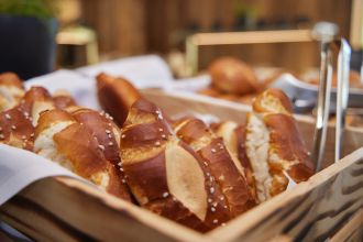 Semmel, Brot, Brezen oder Brötchen sind in jedem Explorer Hotel von einem regionalen Bäcker vor Ort. Eine große Auswahl an Gebäck findest Du am vitalem Frühstücksbuffet.