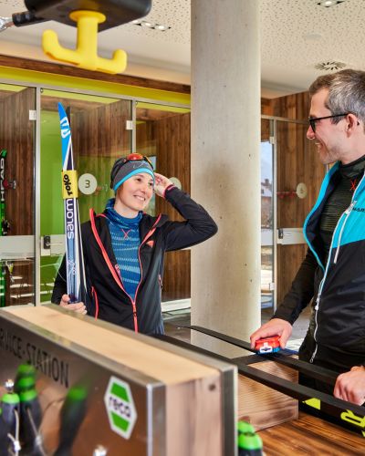 Bereit für die Loipe? Mach Deine Langlaufski bereit für den Winter. An der Werkbank in den Explorer Hotels findest Du das richtige Werkzeug dazu.