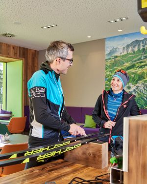 Im Explorer Hotel Garmisch kannst Du Deine Ski bereit machen für die Piste - ganz unkompliziert an der Werkbank.