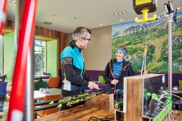 Im Explorer Hotel Garmisch kannst Du Deine Ski bereit machen für die Piste - ganz unkompliziert an der Werkbank.
