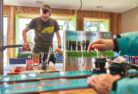 Egal, ob Ski oder Bike - an der Werkbank im Explorer Hotel findest Du alle Hilfswerkzeuge zum Präparieren Deiner Sportgeräte. Starte im Urlaub direkt in die Berge!
