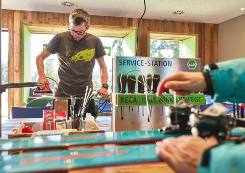 Akár síelsz, akár kerékpározol, az Explorer Hotel munkaasztalánál minden szükséges eszközt megtalálsz a sportfelszerelésed előkészítéséhez. Irány egyenesen a hegyek a nyaralásod alatt!