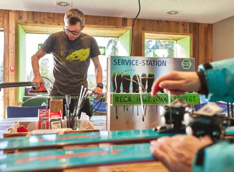 Of je nu gaat skiën of fietsen, op de werkbank van het Explorer Hotel vind je alle benodigdheden om je sportuitrusting klaar te maken. Ga direct de bergen in op vakantie!