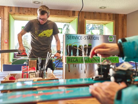 Egal, ob Ski oder Bike - an der Werkbank im Explorer Hotel findest Du alle Hilfswerkzeuge zum Präparieren Deiner Sportgeräte. Starte im Urlaub direkt in die Berge!