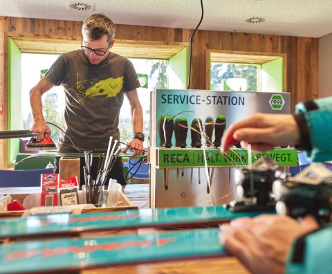 Niezależnie od tego, czy jeździsz na nartach, czy na rowerze, w warsztacie w hotelu Explorer znajdziesz wszystkie niezbędne narzędzia do przygotowania sprzętu sportowego. Wybierz się prosto w góry na wakacje!