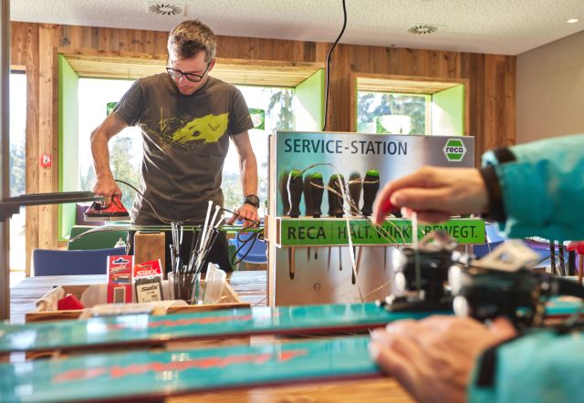 Whether you're skiing or biking, you'll find all the tools you need to prepare your sports equipment at the Explorer Hotel's workbench. Head straight to the mountains on your vacation!