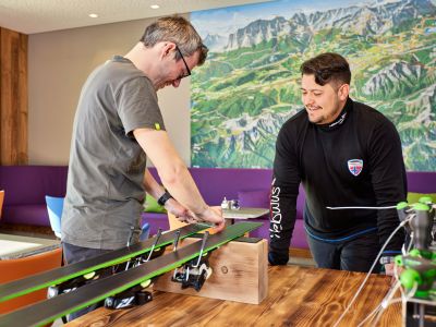 Bestens versorgt in Deinem Winterurlaub! Bei Buchung ist die Ski Area immer inklusive. Mach an der Werkbank Deine Ski bereit für die Piste und bewahre Dein Sport Equipment in den Sportlockern oder im Skikeller auf.