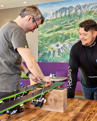 Dobře vybaveni na vaši zimní dovolenou! Lyžařský areál je vždy v ceně rezervace. Připravte si lyže na svah u pracovního stolu a sportovní vybavení uložte do sportovních skříňek nebo lyžárny.