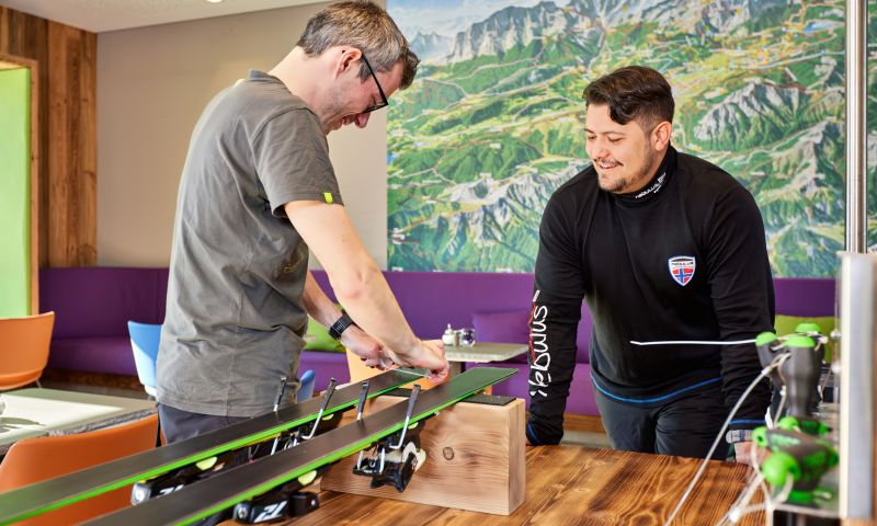 Bestens versorgt in Deinem Winterurlaub! Bei Buchung ist die Ski Area immer inklusive. Mach an der Werkbank Deine Ski bereit für die Piste und bewahre Dein Sport Equipment in den Sportlockern oder im Skikeller auf.