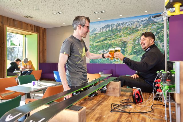 In der hellen Explorer Lounge im Explorer Hotel Garmisch kannst Du gemütlich Deinen Urlaubstag ausklingen lassen.