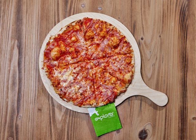 V Explorer Baru v hotelech Explorer si můžete dát lahodnou pizzu, například pizzu s prosciuttem. Doporučení restaurací v okolí najdete na Explorer Wall.