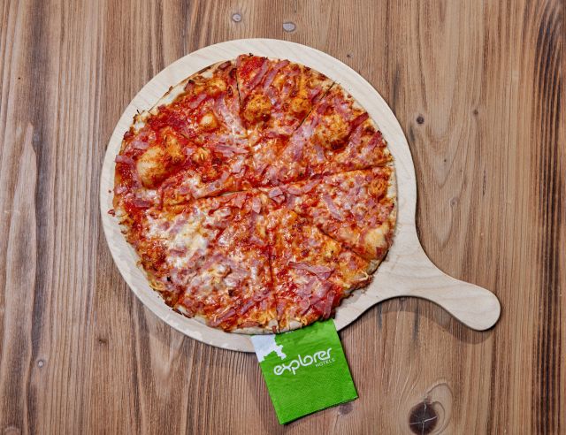 Finom pizzák, például prosciutto pizza, kaphatók az Explorer Hotels Explorer bárjában. A környékbeli éttermekre vonatkozó ajánlásokat az Explorer falon talál.