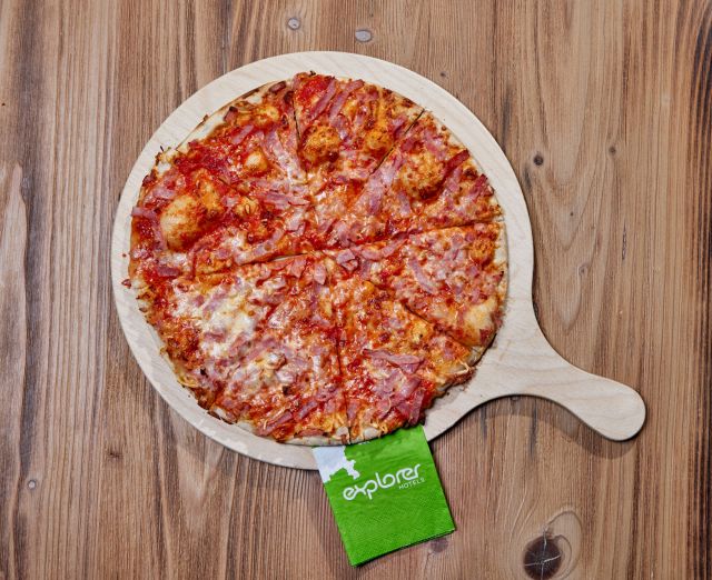 Delicious pizzas, such as a prosciutto pizza, are available at the Explorer Bar in the Explorer Hotels. You can find restaurant recommendations in the area on the Explorer Wall.