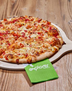 Hunger oder Appetit? Dann hol Dir an der Bar in den Explorer Hotels eine Pizza oder weitere Snacks! Die Sporthotels liegen in Deutschland und Österreich.