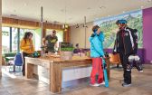 An der Werkbank in der Ski Area der Explorer Hotels wachst Du Deine Ski und Snowboard