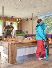 An der Werkbank in der Ski Area der Explorer Hotels wachst Du Deine Ski und Snowboard