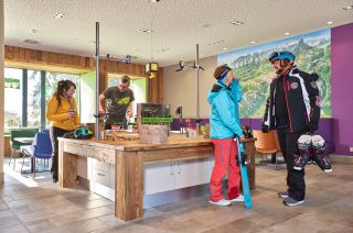 Mitten in der Lounge der Explorer Hotels kannst Du Dein Wintersport Equipment auf Vordermann bringen. Skikanten schleifen, Snowboard wachsen und mit anderen Skifahren ins Gespräch kommen.