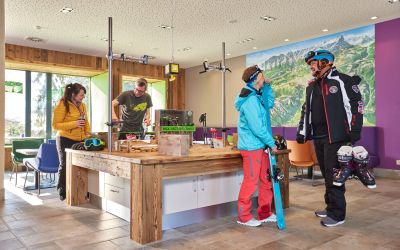An der Werkbank in der Ski Area der Explorer Hotels wachst Du Deine Ski und Snowboard