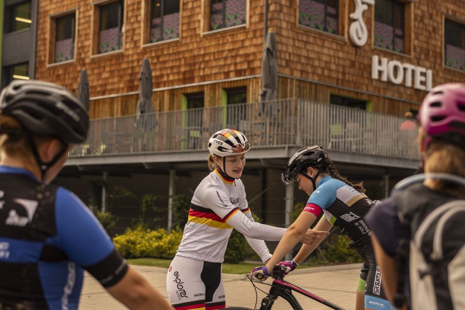 Ladies Bike Camp der Explorer Hotels: Mit Sportlerin Marion Fromberger vom Mountainbike Racingteam wird die Technik auf dem Bike geübt, bevor es auf die gemeinsamen Ausfahrten geht.