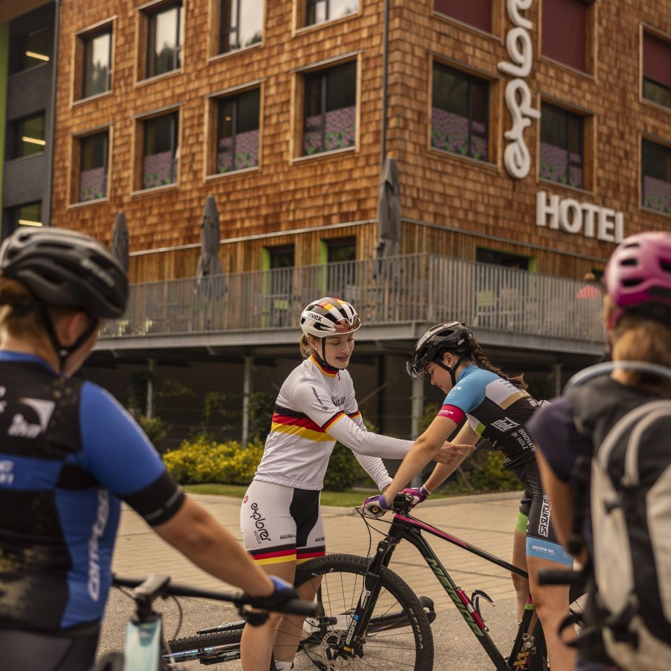 Ladies Bike Camp der Explorer Hotels: Mit Sportlerin Marion Fromberger vom Mountainbike Racingteam wird die Technik auf dem Bike geübt, bevor es auf die gemeinsamen Ausfahrten geht.
