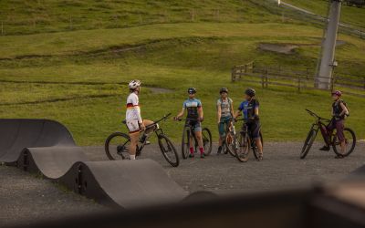 Auf Theorie folgt Praxis: Beim Ladies Bike Camp wird die Technik auf gemeinsamen Ausfahrten geübt.