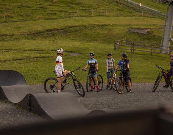 Auf Theorie folgt Praxis: Beim Ladies Bike Camp wird die Technik auf gemeinsamen Ausfahrten geübt.