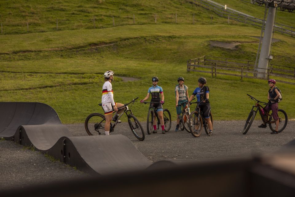 Learning by Doing: Marion Fromberger vom Mountainbike Racingteam zeigt die Technik beim Explorer Ladies Bike Camp. Die Teilnehmer sollen das Gelernte auf den gemeinsamen Ausfahrten umsetzen.