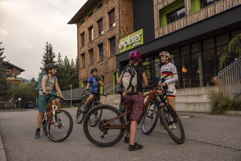 Gemeinsame Ausfahrten auf Trails mit dem Mountainbike beim Ladies Bike Camp der Explorer Hotels