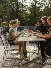 Gemeinsames Essen beim Explorer Ladies Bike Camp im Explorer Hotel Bad Kleinkirchheim.